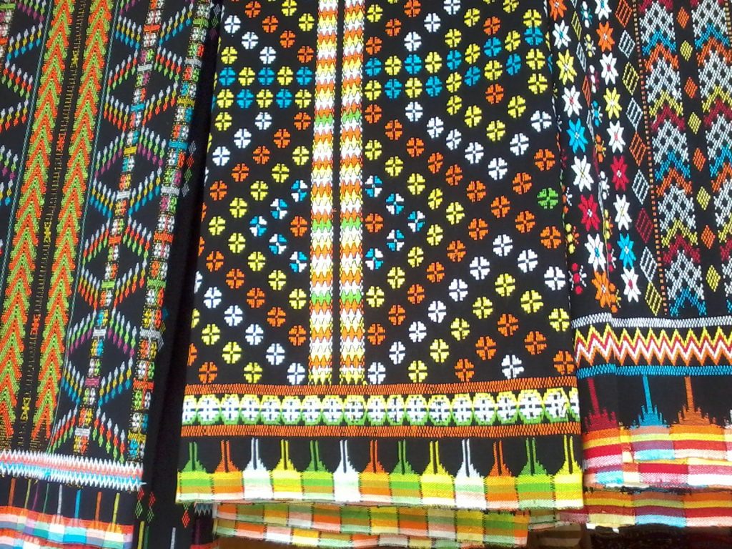 Lembaran kain songke, Sumber: gpswisataindonesia.info
